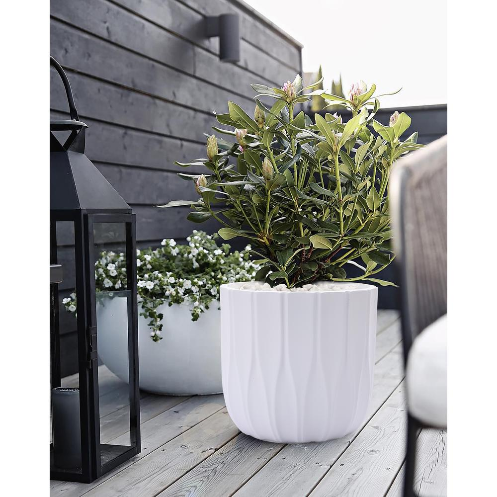 Elegant White MgO 14.5-in Round Planter with Tapered Design and UV Resistance